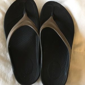 OOFOS OOlala Recovery Flip Flops